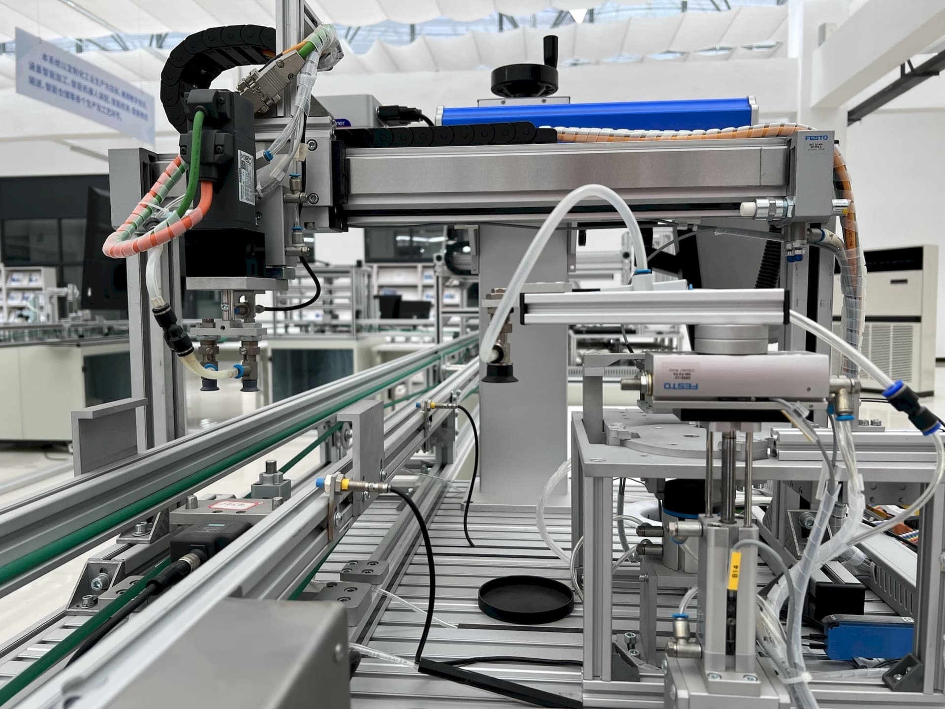 Macchina speciale automatica con telaio in alluminio, gruppi pneumatici e nastro di trasferimento