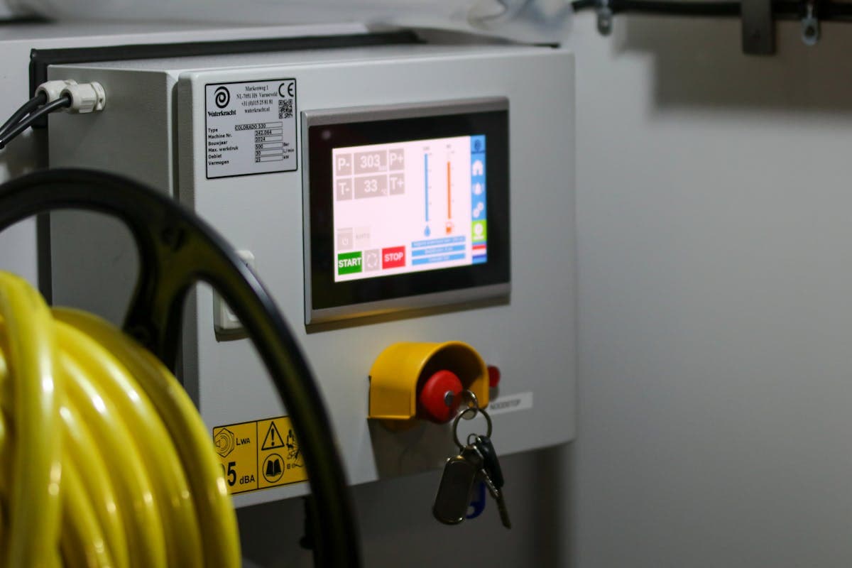 On-machine operator panel with an emergency stop button
